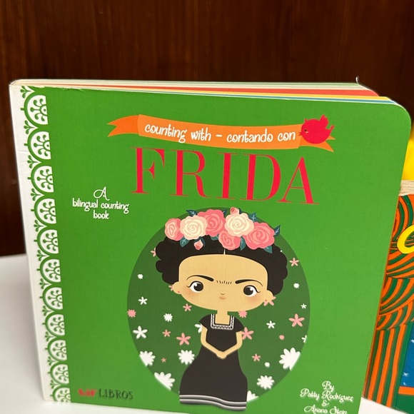 Bilingual English and Spanish Books Counting With Frida y buenas noches Luna - Picture 2 of 11